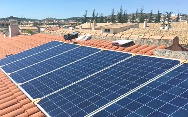 Instalación de energía solar fotovoltaica en C/ Granate (Pulianas, Granada)