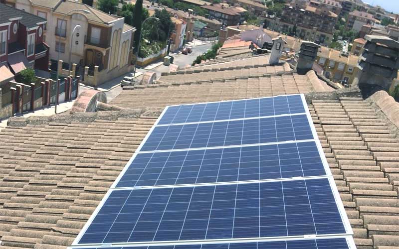 Instalación de energía solar fotovoltaica en Calle Magnolia (Linares, Jaén)