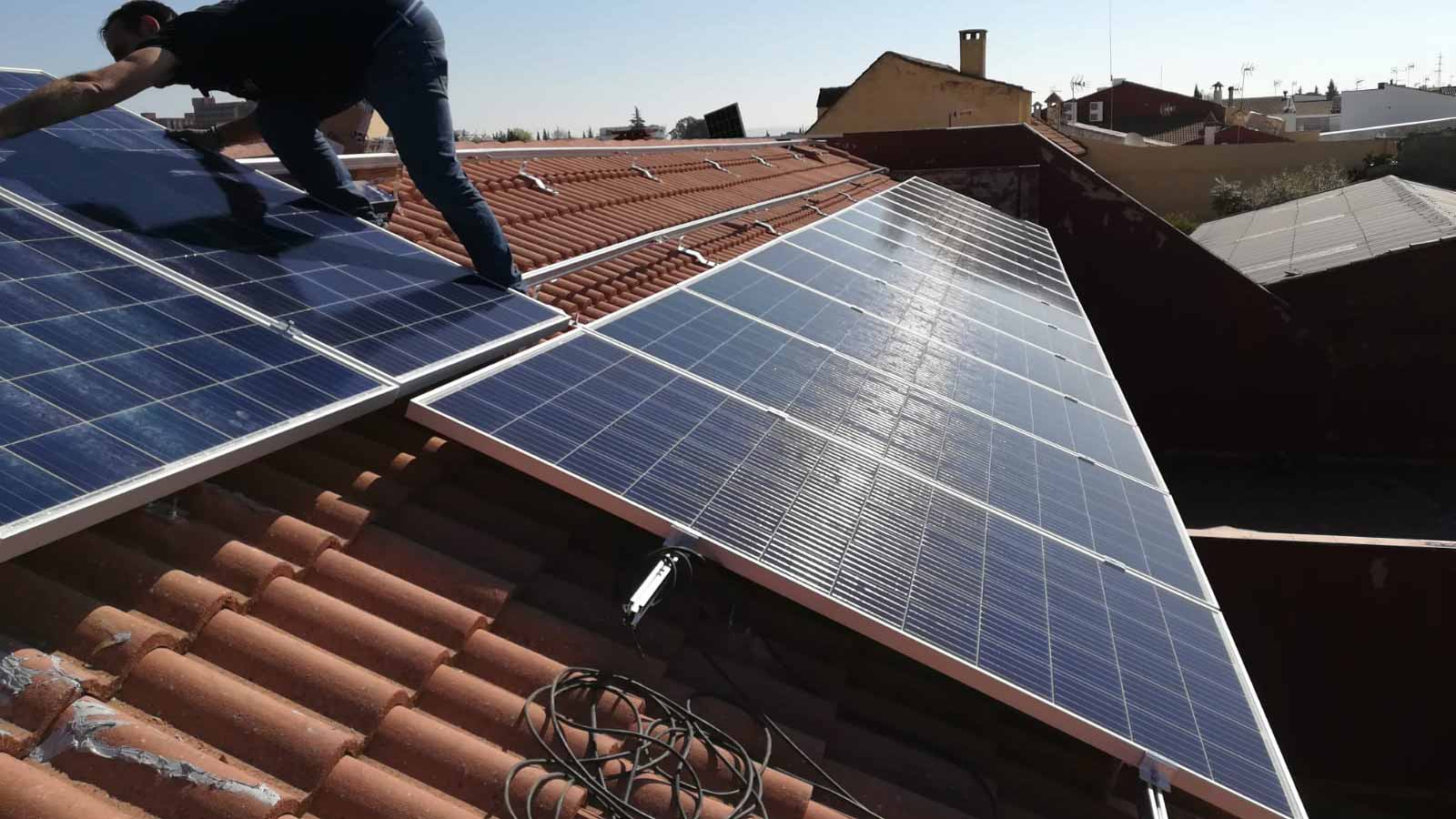 Instalación de autoconsumo de energía solar fotovoltaica en nave industrial en Linares (Jaén) Instalación de autoconsumo de energía solar fotovoltaica en nave industrial en Linares (Jaén)
