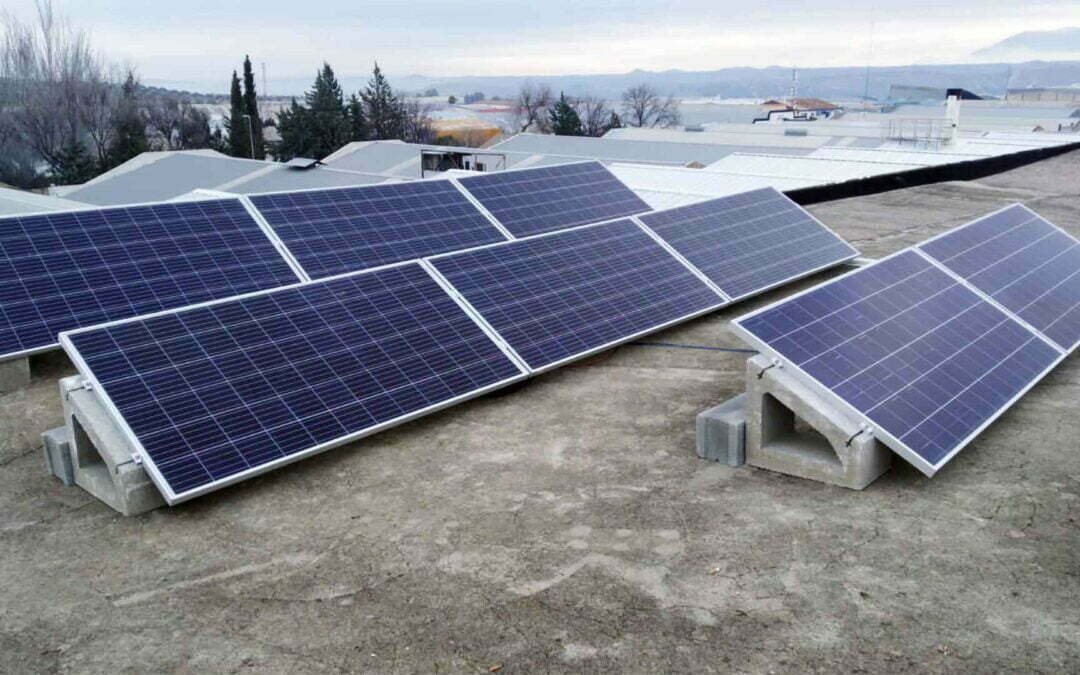 Instalación de placas solares en nave industrial de Naturclima Jaén