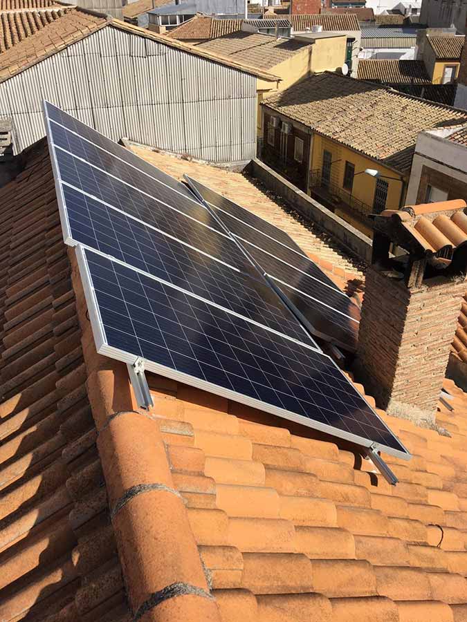 Instalación de autoconsumo de energía solar fotovoltaica en vivienda unifamiliar de Úbeda (Jaén)