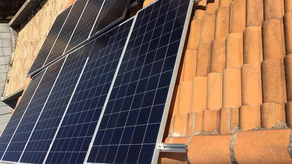 Instalación de autoconsumo de energía solar fotovoltaica en vivienda unifamiliar de Úbeda (Jaén) Instalación de autoconsumo de energía solar fotovoltaica en vivienda unifamiliar de Úbeda (Jaén)