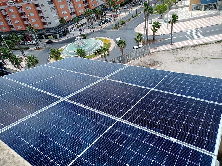 Instalación-paneles-solares-en-almeria Instalación de paneles solares Almería Aficlima Solar
