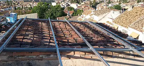Proceso instalación placas solares barrio Albaicín Granada